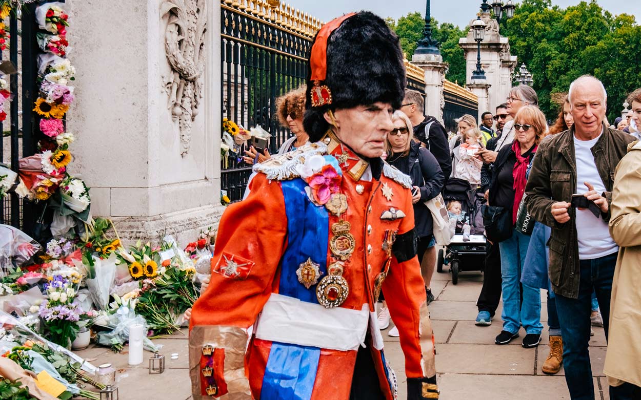 Mourners asked to stop honouring the Queen with Paddingtons and marmalade sandwiches
